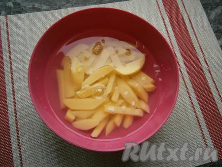 Нарезать картофель брусочками, залить полностью холодной водой и оставить на 7-10 минут.