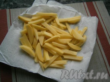 Затем&nbsp;картофель хорошо обсушить бумажными полотенцами, чтобы не оставались капли воды.