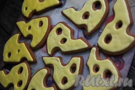 Переложить глазурь в кулинарный мешок и нанести на пряники (сначала&nbsp;наносим глазурь&nbsp;по контуру, дожидаемся 10-15 минут и уже потом распределяем глазурь внутри контура). Оставить пряники до полного высыхания глазури, примерно, на 10 часов (глазурь должна полностью стать сухой).