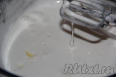 Затем, не прекращая взбивать, добавить сахарную пудру и взбивать в течение ещё 5-7 минут, далее влить сок лимона и ещё раз взбить.