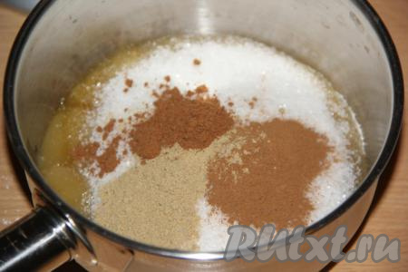 Добавить молотый имбирь, мускатный орех и корицу.