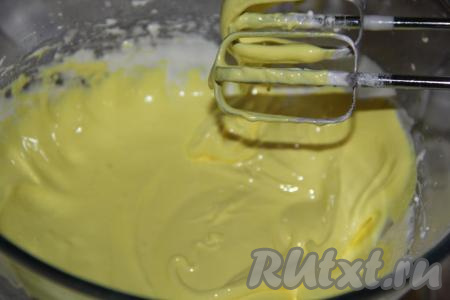 Подкрасить глазурь гелевым красителем и перемешать. Глазурь для росписи пряников получится средней густоты, она хорошо ложится на выпечку.