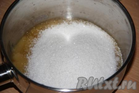 125 грамм сливочного масла достать из холодильника, чтобы оно, полежав при комнатной температуре, стало мягким. В сотейник выложить мёд и сахар.