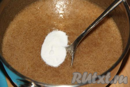 Перемешать массу и поставить на небольшой огонь. Довести массу, помешивая, до кипения, а затем снять с огня и всыпать соду, перемешать. Масса начнёт увеличиваться в объёме.