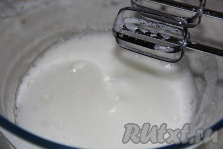 Выпекать имбирные пряники с корицей и мёдом в разогретой духовке минут 10 при температуре 200 градусов (до золотистого цвета). Готовые пряники слегка остудить на пергаменте, а затем, удалив пергамент, остудить полностью. Для приготовления глазури взбить охлаждённый белок миксером до пышной пены.