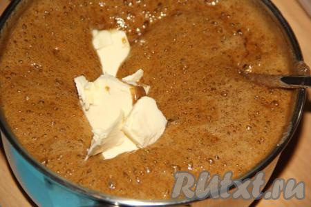 Тщательно перемешать массу, чтобы вся сода растворилась. Затем добавить мягкое масло.