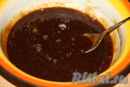 Перемешать, масса сразу успокоится и опадёт. Перелить массу в миску для замеса и слегка остудить, добавить яйцо и перемешать.