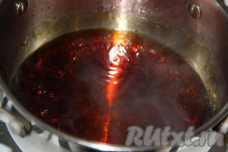 Влить в сотейник аккуратно, небольшими порциями, перемешивая, крутой кипяток. Довести на небольшом огне до кипения, масса должна стать однородной.