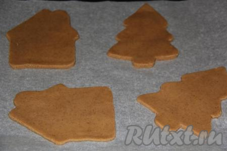 Противень застелить пергаментом, выложить пряники на противень. Аналогично подготовить из теста все пряники.