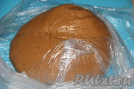 Затем выложить тесто на стол, припылённый мукой, и хорошо вымесить. Тесто получится мягким и эластичным, слегка липнущим. Тесто выложить в пакет и убрать минимум на 10 часов в холодильник.