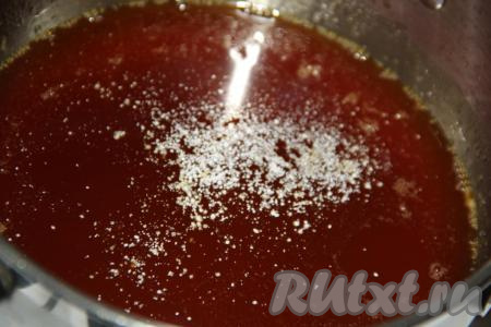 Добавить сахарную пудру и лимонную кислоту, перемешать до однородности и полного растворения сахарной пудры, снять с огня.