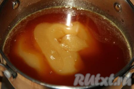 В получившуюся массу выложить мёд.