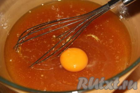 Перелить массу в большую миску для замеса теста и добавить мягкое масло, перемешать&nbsp;до полного растворения масла, дать немного остыть. В остывшую массу по одному вбить яйца, каждый раз хорошо перемешивая венчиком.