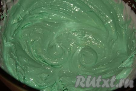 Для того чтобы сделать глазурь, нужно с помощью миксера взбить охлаждённый белок в пышную пену, затем, непрерывно взбивая, всыпать пудру и взбивать ещё около 5-7 минут. В получившуюся массу добавить лимонный сок и взбить ещё раз. В большую часть приготовленной белковой глазури&nbsp;ввести пару капель гелевого красителя и перемешать миксером. В оставшуюся часть глазури можно в дальнейшем добавить краситель другого цвета (а можно оставить глазурь белой) - благодаря росписи выпечки глазурью разных цветов, пряники получатся более нарядными.