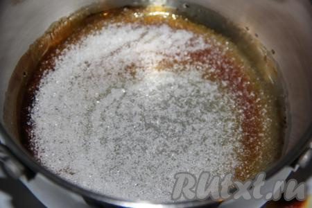 Дать сливочному маслу полежать при комнатной температуре, чтобы оно стало достаточно мягким. Всыпать 50 грамм сахара в сотейник и поставить на небольшой огонь. Перемешивать сахар не стоит, лучше покачивать сотейник, пока весь сахар не растворится.