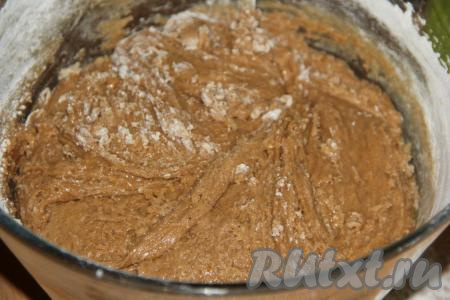 Небольшими порциями всыпать в получившуюся массу просеянную муку, каждый раз перемешивая тесто ложкой.