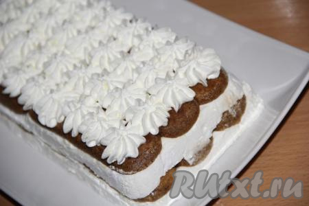 Оставшийся крем выложить в кулинарный мешок с фигурной насадкой и отсадить поверх тирамису.