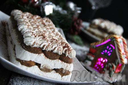 Верх десерта присыпать какао. Тирамису, приготовленный со сливками и маскарпоне без добавления яиц, получается очень нежным, вкусным и красивым.