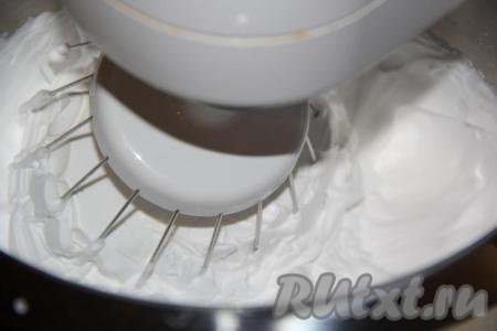 Сливки влить в чашу миксера и взбивать до стойких пиков.