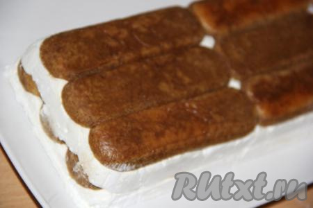 Готовый тирамису перевернуть на плоскую тарелку и удалить пищевую плёнку.