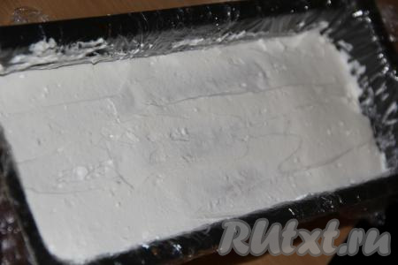 Покрыть печенье кремом и разровнять. Остатки крема оставить в холодильнике. Поставить форму с тирамису в холодильник на ночь.