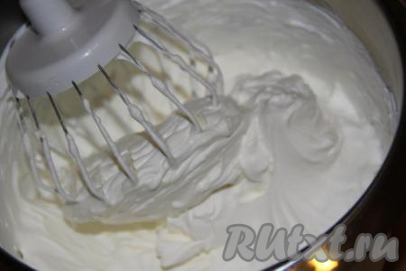 Добавить сахарную пудру и маскарпоне, перемешать на низкой скорости миксера до однородного состояния.