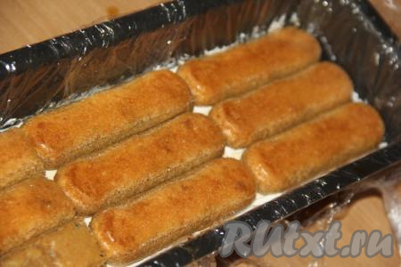 Выложить второй слой печенья "Дамские пальчики".