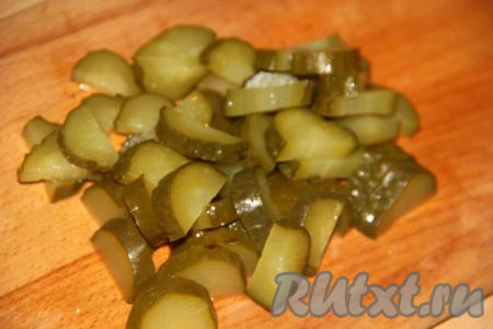 Огурцы нарезать полукружочками. Если у вас маленькие огурчики, то нарежьте&nbsp;их&nbsp;на кружочки.