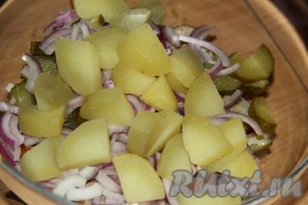 Картофель сварить в мундире, остудить, очистить и крупно нарезать. Добавить картошку и лук в салатник.