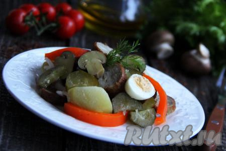 Заправить салат непосредственно перед подачей. Для заправки подойдёт майонез, растительное масло, соевый соус или даже уксус 9%-ный, выбирайте сами, что вам больше нравится. Салат с баварскими колбасками получается очень вкусным и сытным, обязательно попробуйте!