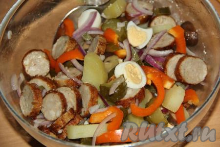 Добавить грибы и яйца в салатник. Слегка посолить салат и перемешать.