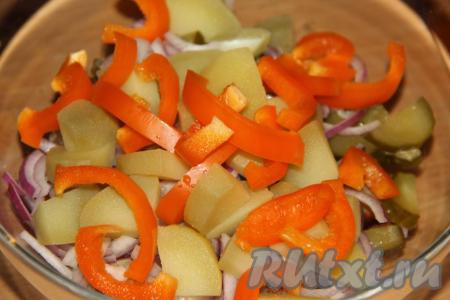 Добавить болгарский перец в салат.