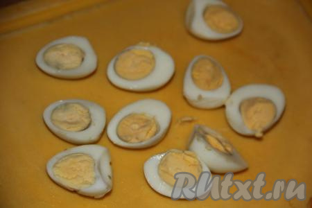 Перепелиные яйца сварить в течение 7 минут, остудить. Очистить яйца и разрезать на две части.