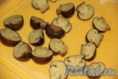 Маринованные шампиньоны разрезать пополам (если грибочки мелкие, то можно и целиком положить их в салат).