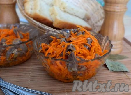 Аппетитный, достаточный сытный салат из куриных сердечек с морковью по-корейски готов к подаче. Охлаждённый или выдержанный указанное время, он непременно порадует вас и ваших близких своим в меру пикантным вкусом.