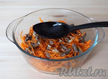 Далее следует действовать быстро. Не дожидаясь пока ароматное масло остынет, с помощью столовой ложки равномерно пролейте им содержимое салатника.&nbsp;