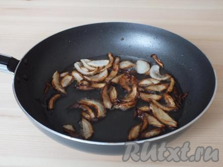 В сковороде на максимальном огне раскалите растительное масло. Аккуратно опустите в него нарезанный лук, убавьте немного огонь, прикройте крышкой. Обжаривайте лук до тёмного цвета, иногда перемешивая. Обычно на этот процесс уходит от 7 до 10 минут. Сигналом также может послужить выраженный запах жареного лука. По истечении времени выключите огонь,&nbsp;удалите лук (он больше не потребуется).