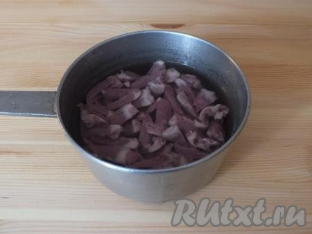 Переложите в ковшик подготовленные сердечки, залейте их полностью чистой водой и поставьте на средний огонь. Варите 20 минут с момента закипания, снимая образующуюся&nbsp;пену.