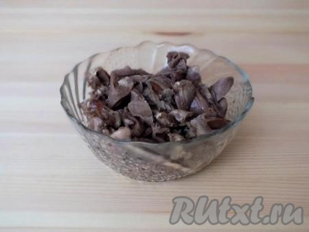 По истечении времени снимите ковшик с огня. С сердечек слейте жидкость. Переложите их в тарелку для того, чтобы они остыли.