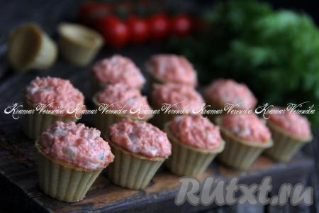 Тарталетки с икрой мойвы