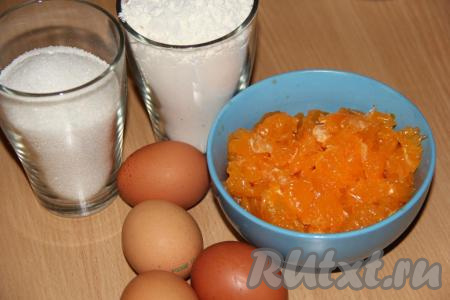 Подготовить продукты для приготовления пышной шарлотки с мандаринами в духовке. Очистить мандарины от кожуры и плёночек на дольках.