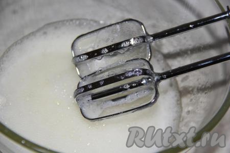 К белкам всыпать соль и взбить до пышной пены с помощью миксера.