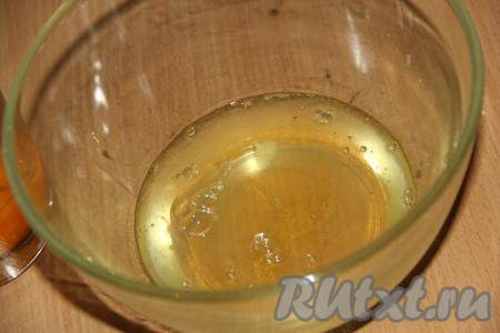 Аккуратно разделить яйца на белки и желтки.