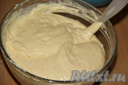 Перемешать тесто с помощью лопатки. Тесто для шарлотки получится очень воздушным.