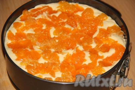 Выложить кусочки мякоти мандаринов (сок, который выделится, вливать на пирог не стоит). Используем только мякоть!