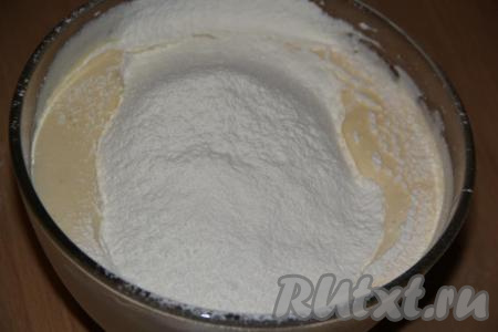 Всыпать просеянную муку.