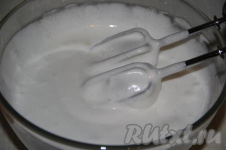 Затем в белки, взбитые до пышной пены, всыпать сахар и взбивать миксером до стойких пиков и полного растворения сахара (минут 5).