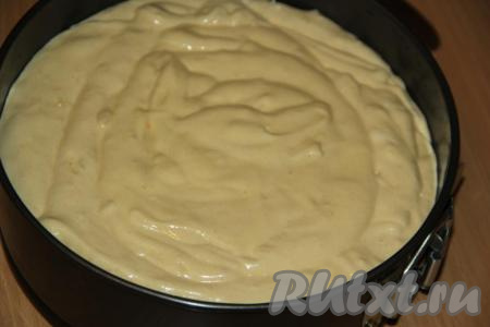 Форму для выпечки (у меня разъёмная форма диаметром 22 см) смазать растительным маслом. Выложить тесто и несколько раз крутануть форму, чтобы тесто равномерно распределилось.