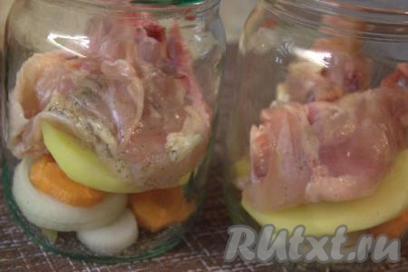 Далее выложить в банку по кусочку курицы.