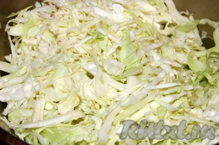 Капусту тонко нарезать.